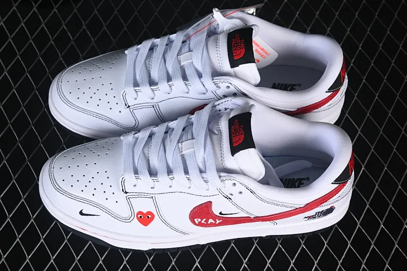 All categories Nk SB Dunk Series Nk SB Dunk Low High-end customized low-top sneakers Nike SB Dunk Low North Face co-branded white, red and black High-end customized low-top casual sneakers YF9511-910